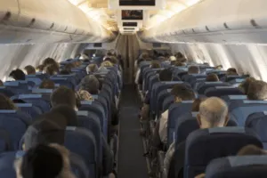 Passeggeri seduti nella cabina di un aereo