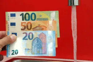Banconote euro sotto acqua corrente da rubinetto
