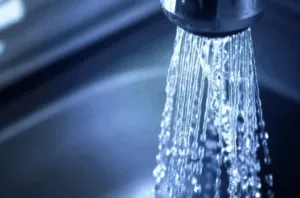 Getto d'acqua dal rubinetto in primo piano