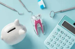 Salvadanaio e strumenti dentistici con modello di dente