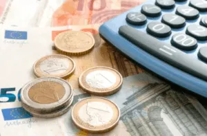 Monete e banconote euro con calcolatrice