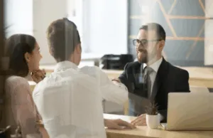 Stretta di mano durante incontro di lavoro in ufficio