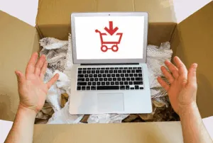 Laptop in scatola con icona carrello online