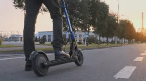 Persona su monopattino elettrico al tramonto