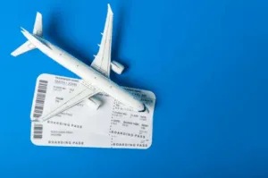 Modellino di aereo su carte d'imbarco