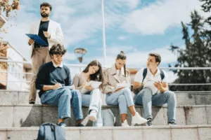 Studenti universitari studiano insieme su gradini all’aperto