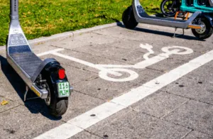 Monopattini elettrici parcheggiati in area dedicata