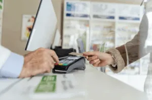Provette per analisi del sangue su referto medico